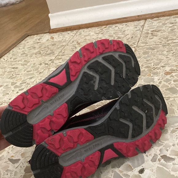 Women’s Nike size 9 - Picture 5 of 8